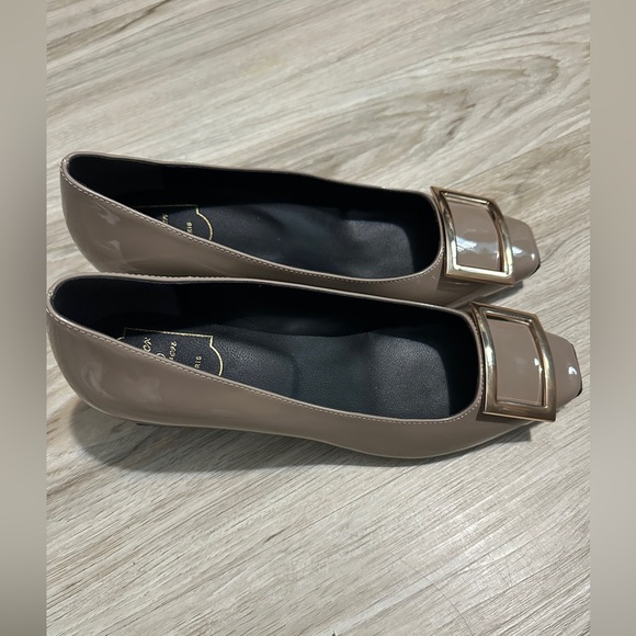 Roger Vivier Patent Leather Buckle Pumps Taupe EU 39 US 8.5 - Picture 4 of 10